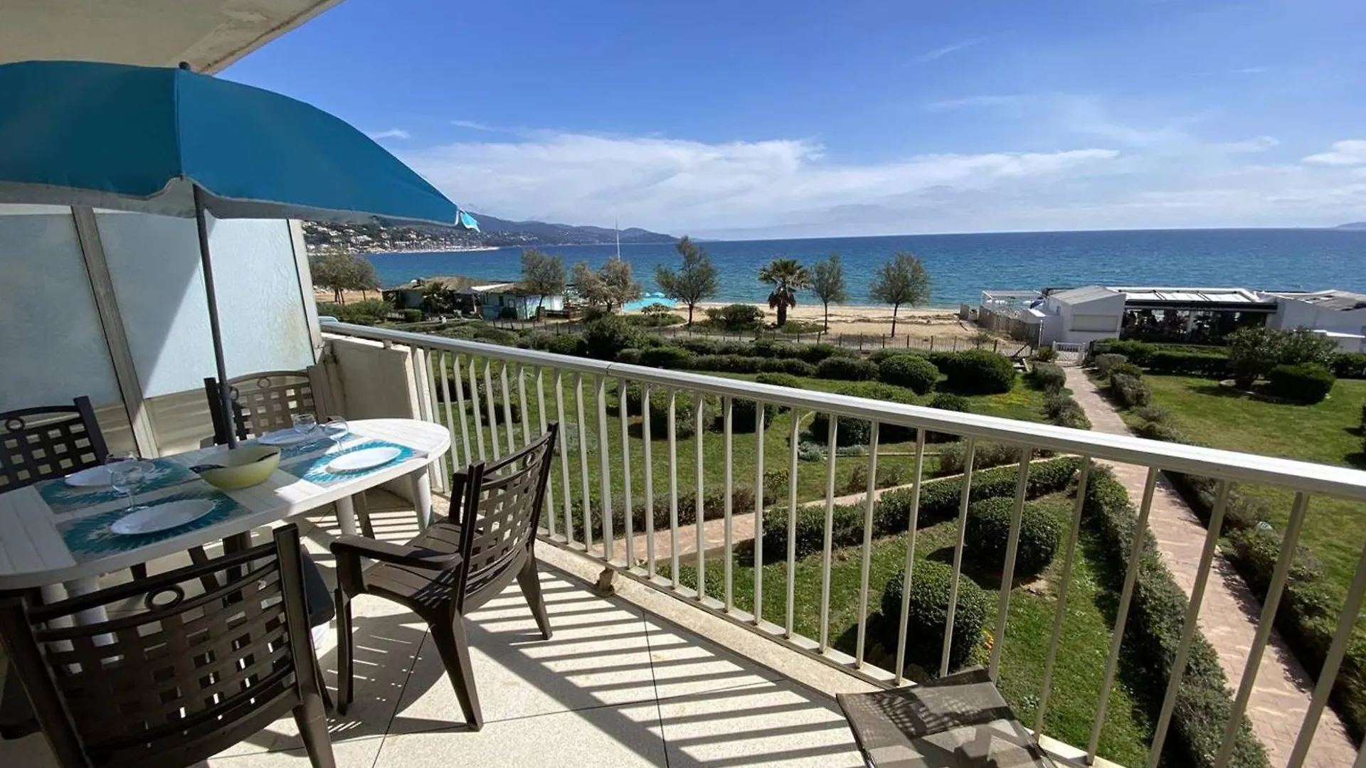 Appartement Au Lavandou Avec Terrasse Vue Mer Et Parking - Fr-1-816-17 Le Lavandou